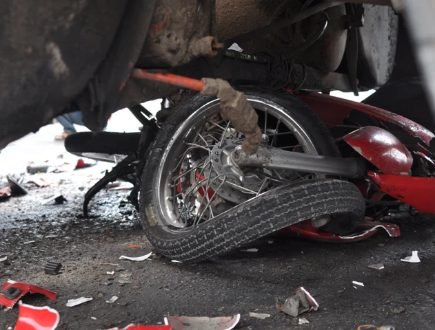 Xe đầu kéo tông xe máy, một người bị thương nặng ảnh 1