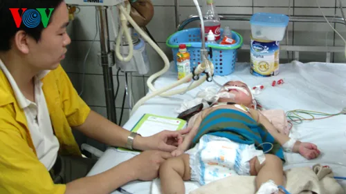 Bệnh nhi mắc sởi nằm điều trị tại khoa Nhi-Bệnh viện Bạch Mai (Hà Nội) ngày 18/4