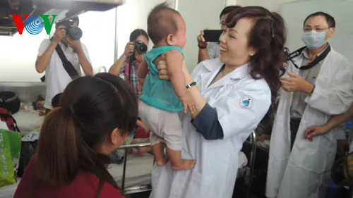 Bộ trưởng Bộ Y tế thăm hỏi bệnh nhi tại BV Nhi đồng 1