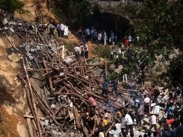 Sập cầu đang xây, 11 người thiệt mạng ảnh 1