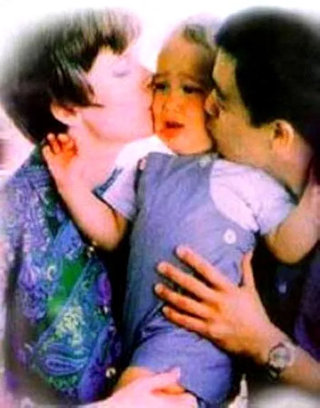 Con trai Lý Quốc Hoà trong vòng tay của cha mẹ