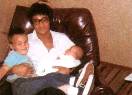 Lý Tiểu Long và hai con nhỏLý Quốc Hào vàLý Hương Ngưng