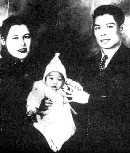Lý Tiểu Long trong vòng tay yêu thương của cha mẹ 