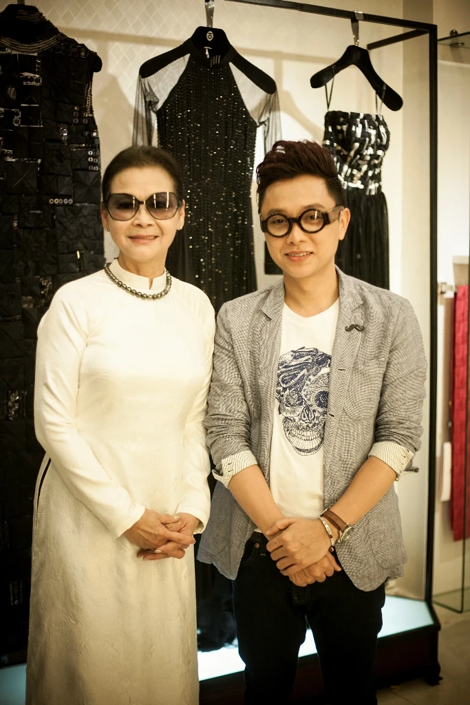 Ca sĩ Khánh Ly thử áo dài trước khi biểu diễn ảnh 2