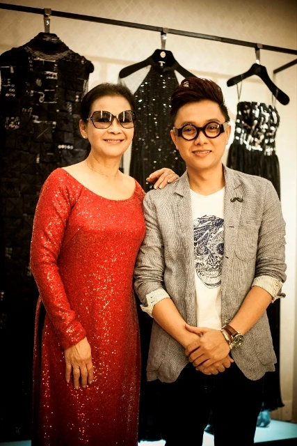 Ca sĩ Khánh Ly thử áo dài trước khi biểu diễn ảnh 5