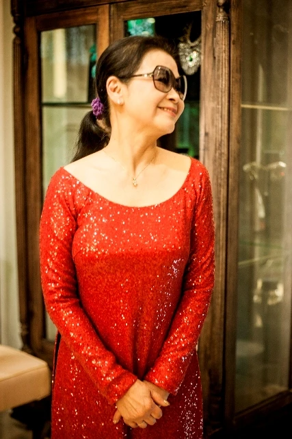 Ca sĩ Khánh Ly thử áo dài trước khi biểu diễn ảnh 7