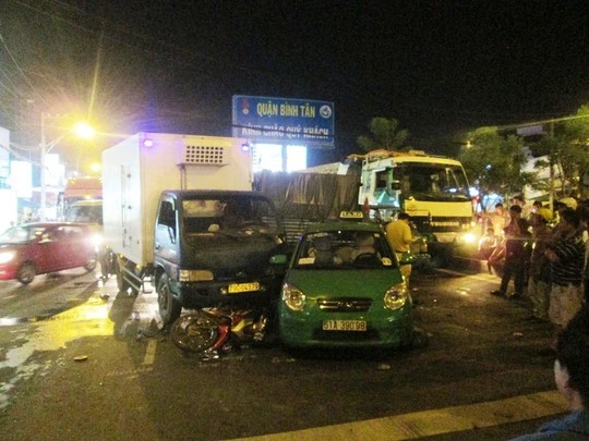 TP.HCM: Chờ đèn đỏ, 4 người bị xe điên tông trọng thương ảnh 1 Hiện trường vụ tai nạn liên hoàn xảy ra vào đêm 4-5