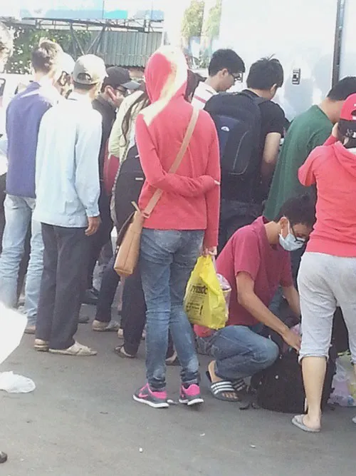 Người dân lũ lượt đổ về TP.HCM sau lễ ảnh 2 Hàng ngàn người tấp nập đổ về Sài Gòn sau lễ