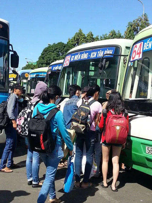 Người dân lũ lượt đổ về TP.HCM sau lễ ảnh 3 Hàng ngàn người tấp nập đổ về Sài Gòn sau lễ