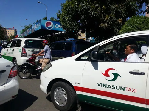 Người dân lũ lượt đổ về TP.HCM sau lễ ảnh 4 Hàng ngàn người tấp nập đổ về Sài Gòn sau lễ