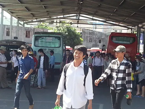 Người dân lũ lượt đổ về TP.HCM sau lễ ảnh 7 Hàng ngàn người tấp nập đổ về Sài Gòn sau lễ