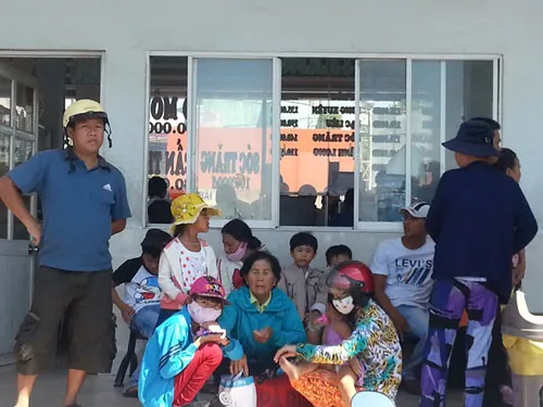 Người dân lũ lượt đổ về TP.HCM sau lễ ảnh 8 Hàng ngàn người tấp nập đổ về Sài Gòn sau lễ