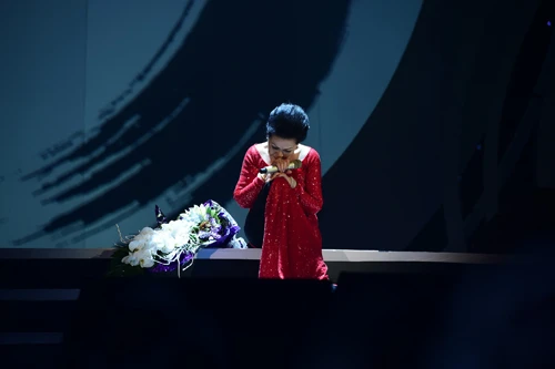 Khánh Ly xúc động