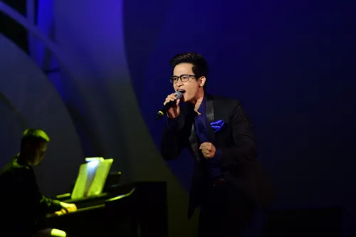 Những khoảnh khắc khó quên trong live concert Khánh Ly ảnh 5 Nam ca sĩ