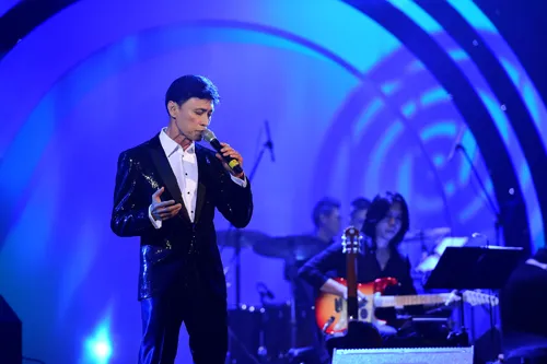 Những khoảnh khắc khó quên trong live concert Khánh Ly ảnh 6 Tuấn Ngọc xuất hiện với lối hát lãng tử thường thấy.