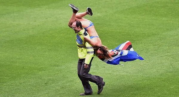 Cười ngã nghiêng với nữ CĐV quấn 2 mảnh chạy vào sân ảnh 5 Cười ngã nghiêng với nữ CĐV quấn 2 mảnh chạy vào sân ảnh 5