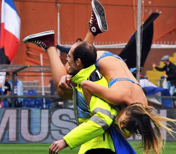 Cười ngã nghiêng với nữ CĐV quấn 2 mảnh chạy vào sân ảnh 6 Cười ngã nghiêng với nữ CĐV quấn 2 mảnh chạy vào sân ảnh 6