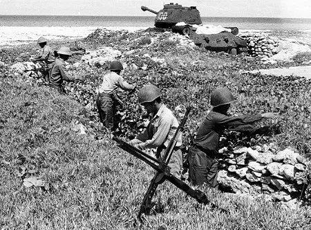 Bộ ảnh vô giá về cuộc sống và chiến đấu ở Trường Sa năm 1988 ảnh 5 Những người lính đào công sự trên đảo Trường Sa Lớn. Tinh thần sẵn sàng chiến đấu luôn được đề cao…
