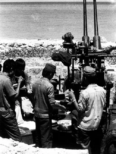 Bộ ảnh vô giá về cuộc sống và chiến đấu ở Trường Sa năm 1988 ảnh 6 …điều đó thể hiện ở những bữa cơm vội vã ngay trên mâm pháo như thế này.