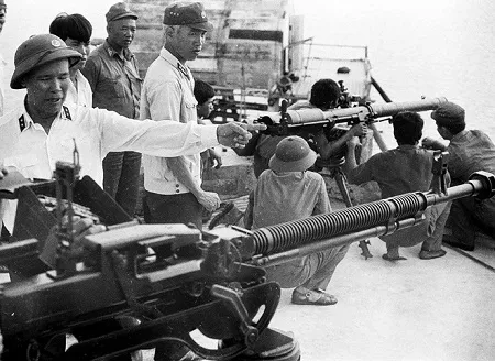 Bộ ảnh vô giá về cuộc sống và chiến đấu ở Trường Sa năm 1988 ảnh 12 Đô đốc Giáp Văn Cương thị phạm trong một buổi tập bắn đạn thật.