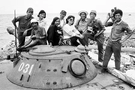 Bộ ảnh vô giá về cuộc sống và chiến đấu ở Trường Sa năm 1988 ảnh 22 Ca sĩ Thanh Thanh vừa hát, vừa tranh thủ khâu áo cho anh em lính đảo.