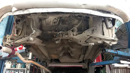 Bùn, đất hoặc nước bẩn có axít bám vào làm xuất hiện quá trình ô-xi hóa một số bộ phận ở gầm xe