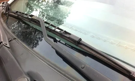 Để ý chế độ làm việc của cần gạt nước, khi phát hiện hư hỏng thì cần sớm thay thế