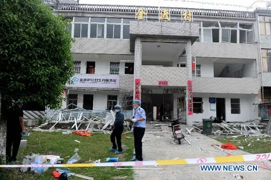 Cảnh sát điều tra tại hiện trường vụ nổ hôm 16-5. Ảnh: News.cn Cảnh sát điều tra tại hiện trường vụ nổ hôm 16-5. Ảnh: News.cn