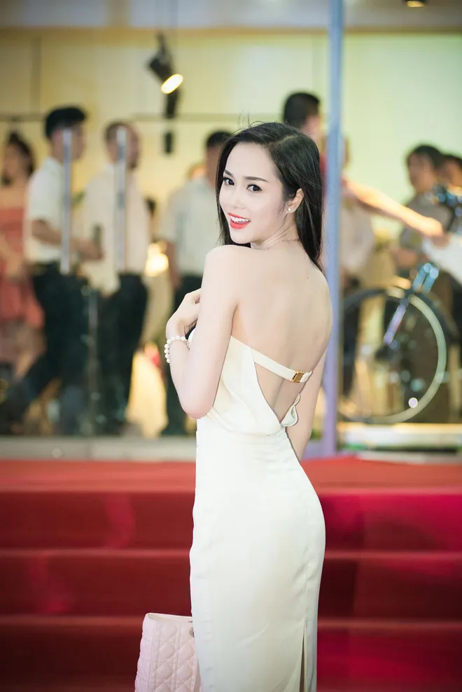 Ngọc Anh khoe lưng trần mướt mắt ảnh 7