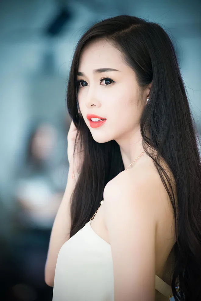 Ngọc Anh khoe lưng trần mướt mắt ảnh 4