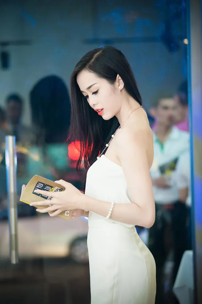 Ngọc Anh khoe lưng trần mướt mắt ảnh 3