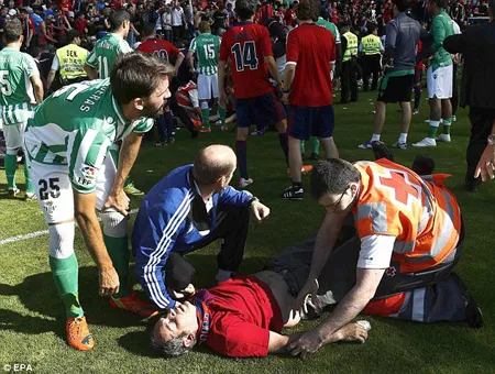 Rất nhiều CĐV bị thương sau sự cố này