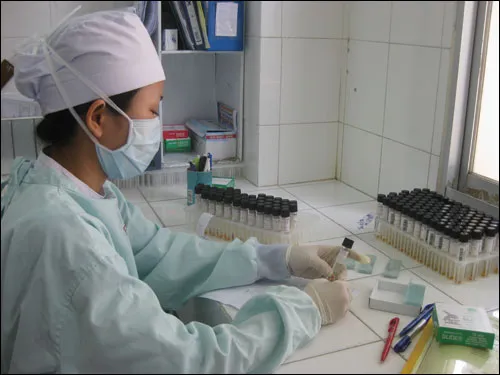 Luật “bỏ quên”, dược sĩ làm xét nghiệm… chui ảnh 1 Luật “bỏ quên”, dược sĩ làm xét nghiệm… chui ảnh 1