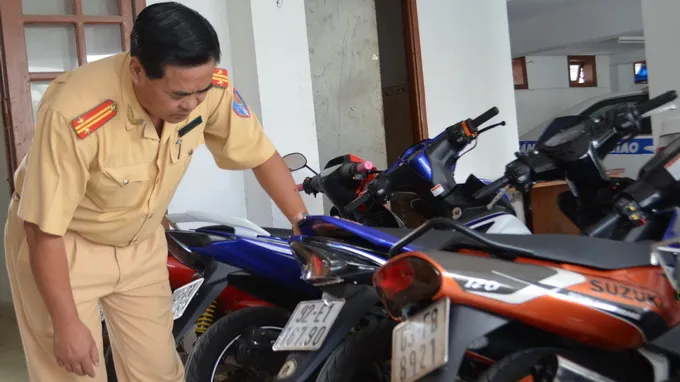 CSGT mật phục xử lý gần 40 thanh niên tụ tập đua xe ảnh 1