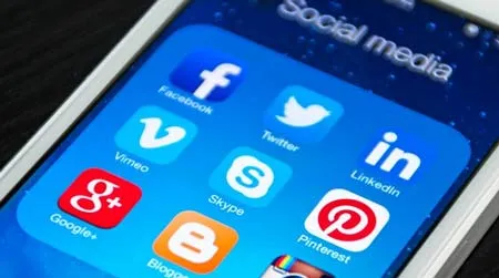 Một thanh niên bị bong võng mạc vì nhắn tin ngày đêm