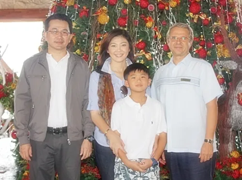 Hai người có một cậu con trai tênSupasek Amornchat, 12 tuổi. Trong ảnh, bà Yingluck cùng chồng (bên trái) và con trai tới bãi biển Pattaya đón năm mới. Ảnh: Pattaya Mail. Vợ