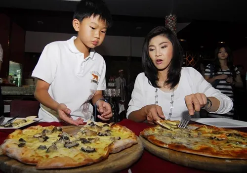 Bà Yingluck đưa con trai đi ăn pizza vào một tối cuối tuần. Ảnh: Nation. gia-dinh-Yingluck011-6706-1401792859.jpg