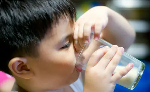 Ảnh minh họa: Wikihow.com. uong-sua-5884-1401789108.jpg