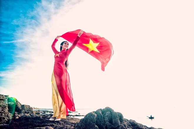 Ngọc Hân đằm thắm với cờ Tổ quốc bay trong gió ảnh 6