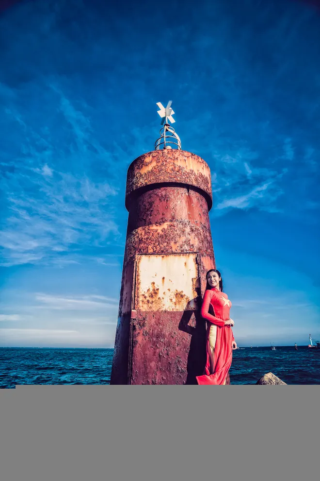 Ngọc Hân đằm thắm với cờ Tổ quốc bay trong gió ảnh 5