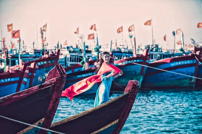 Ngọc Hân đằm thắm với cờ Tổ quốc bay trong gió ảnh 8