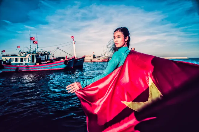 Ngọc Hân đằm thắm với cờ Tổ quốc bay trong gió ảnh 2