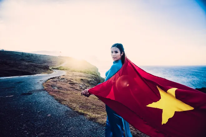 Ngọc Hân đằm thắm với cờ Tổ quốc bay trong gió ảnh 7