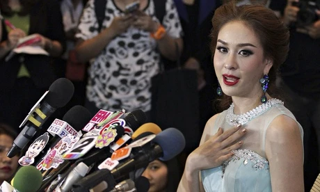 "Vạ miệng" trên Facebook, Hoa hậu Hoàn vũ Thái Lan nức nở trả vương miện ảnh 2