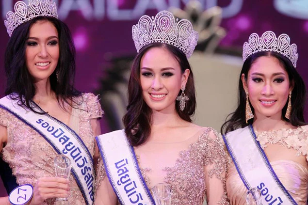 "Vạ miệng" trên Facebook, Hoa hậu Hoàn vũ Thái Lan nức nở trả vương miện ảnh 1