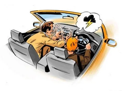 Tính tò mò khiến nhiều người muốn khám phá bảng điều khiển trên xe lạ, họ thích tìm hiểu chức năng của các phím, nút. Hành động nhỏ nhưng lại hút một phần sự tập trung của lái xe. Tồi tệ hơn nếu không hay ấn phải các nút ảnh hưởng tới hệ thống lái. .