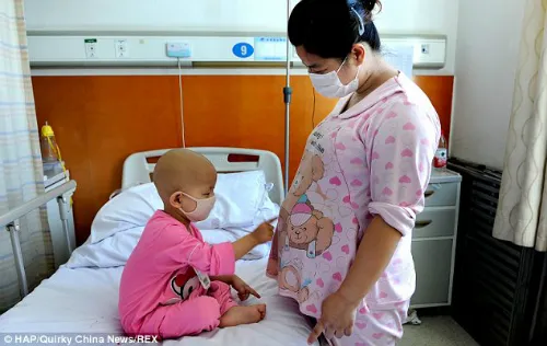 Đứa con gái đầu lòng Pan Jing của cặp vợ chồng tại Tân Cương, Tây Bắc Trung Quốc được chẩn đoán mắc bệnh bạch cầu cấp vào cuối năm ngoái.