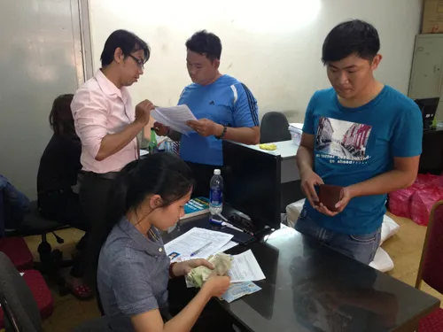 ĐH Tài chính - Marketing đổi địa điểm thi ảnh 1 Thí sinh nộp <a href='https://plo.vn/an-ninh-trat-tu/ho-so-pha-an/' title='hồ sơ'>hồ sơ</a> đăng ký dự thi tại Cơ quan đại diện Bộ GD-ĐT tại TP.HCM - Ảnh: Hà Ánh