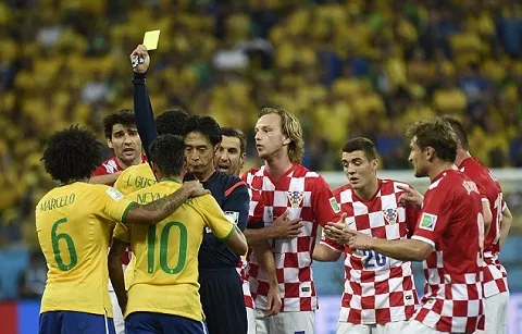 Sự cố trọng tài trận khai mạc: Croatia dọa bỏ giải. 'Một scandal cho FIFA' ảnh 1