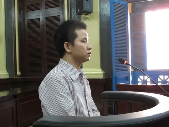 Sau khi nói chuyện trên mạng, M. đồng ý vào khách sạn với Triết